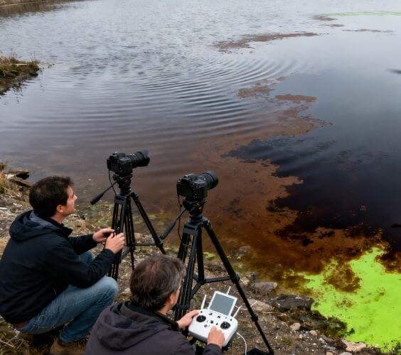 peritaje-de-medio-ambiental-3-peritos-andalucia Peritos medioambientales utilizando drones y cámaras de alta resolución para documentar vertidos en un río de Andalucía